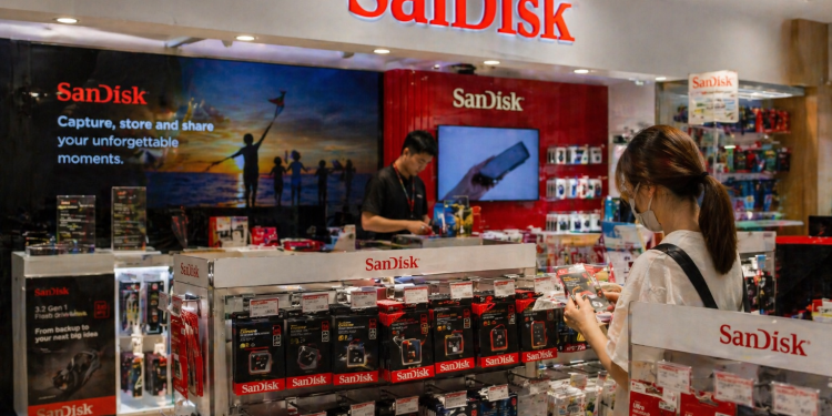 SanDisk stock down 33% from YTD high: Experts predict upside before Aug. 13
