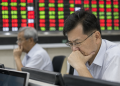 Kospi Index slides as foreigners dump ahead of Samsung earnings