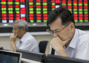 Kospi Index slides as foreigners dump ahead of Samsung earnings